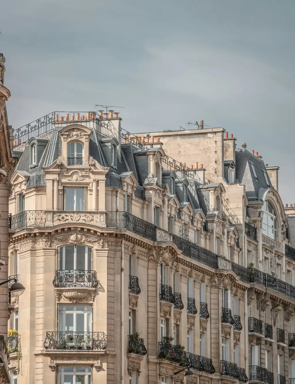 Façade d’un immeuble haussmannien à Paris, balcons en fer forgé