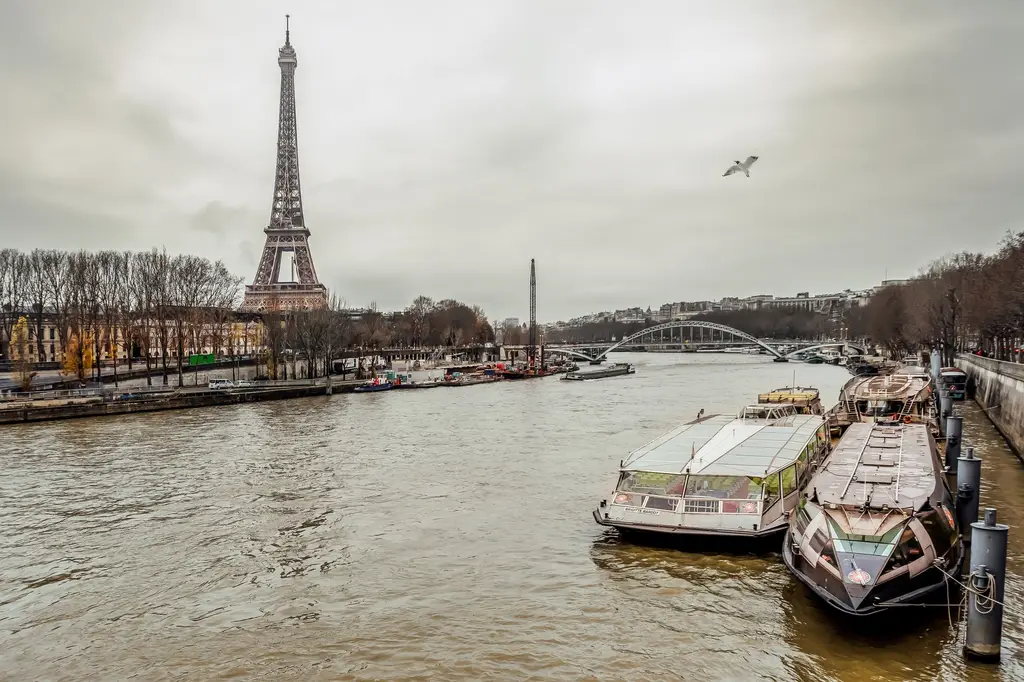 La tour Eiffel vue depuis les quais de Seine